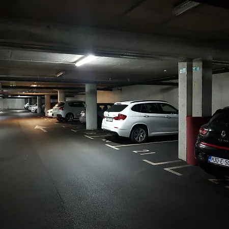 Lux 70 M² Apt. & Free Garage Parking Apartmán